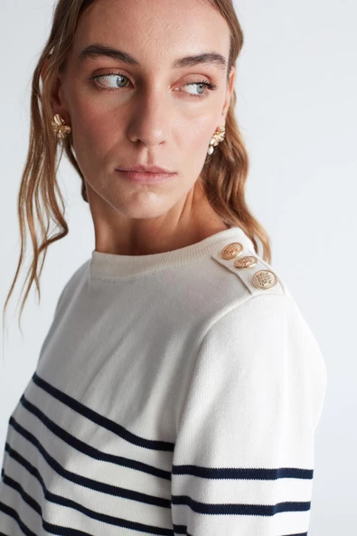 Styleboom X Peraluna AUDREY PULLOVER Omzu Düğmeli Çizgili Organik Pamuk Mevsimlik Kadın Triko Kazak - Ekru/Lacivert - Resim 7