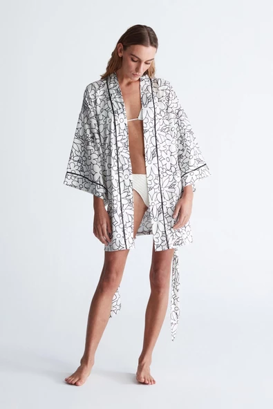 Peraluna FREESIA KIMONO 82 CM Çiçek Desen Mini Boy Kemerli Saten Kadın Kimono - Beyaz/Siyah - 2