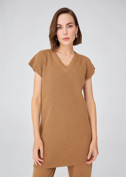 Peraluna Derin V Yaka Yırtmaçlı Kolsuz Kadın Triko Tunik - Camel - Resim 2