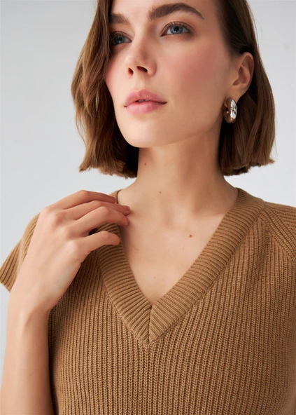Peraluna Derin V Yaka Yırtmaçlı Kolsuz Kadın Triko Tunik - Camel - 5