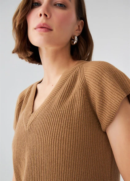 Peraluna Derin V Yaka Yırtmaçlı Kolsuz Kadın Triko Tunik - Camel - Resim 4