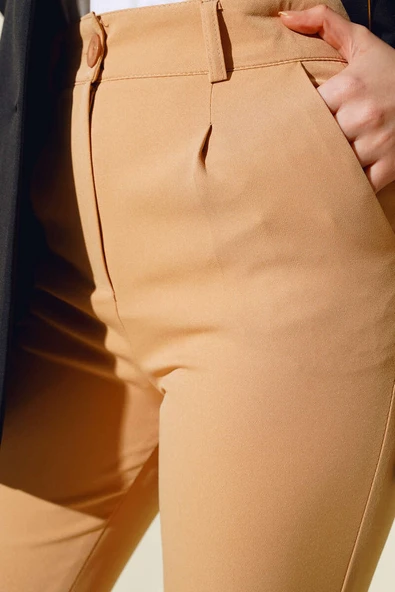 Yan Cepli Kemerli Duble Paça Pantolon Camel - Resim 4