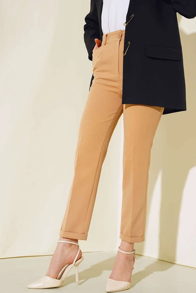 Yan Cepli Kemerli Duble Paça Pantolon Camel - Resim 2