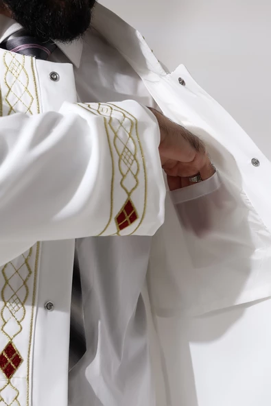 Beyaz Erkek Namaz Elbisesi Desen İşlemeli Hakim Yaka İmam Cübbesi - 7