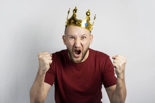 Plastik Kral Tacı Altın Renk Yetişkin Boy 55 cm - 3