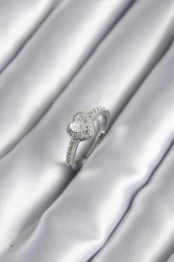 Pirinç Gümüş Renk Zirkon Taşlı Kalp Charm Model Kadın Yüzük - TJ-BYK2958 ürün görseli 1