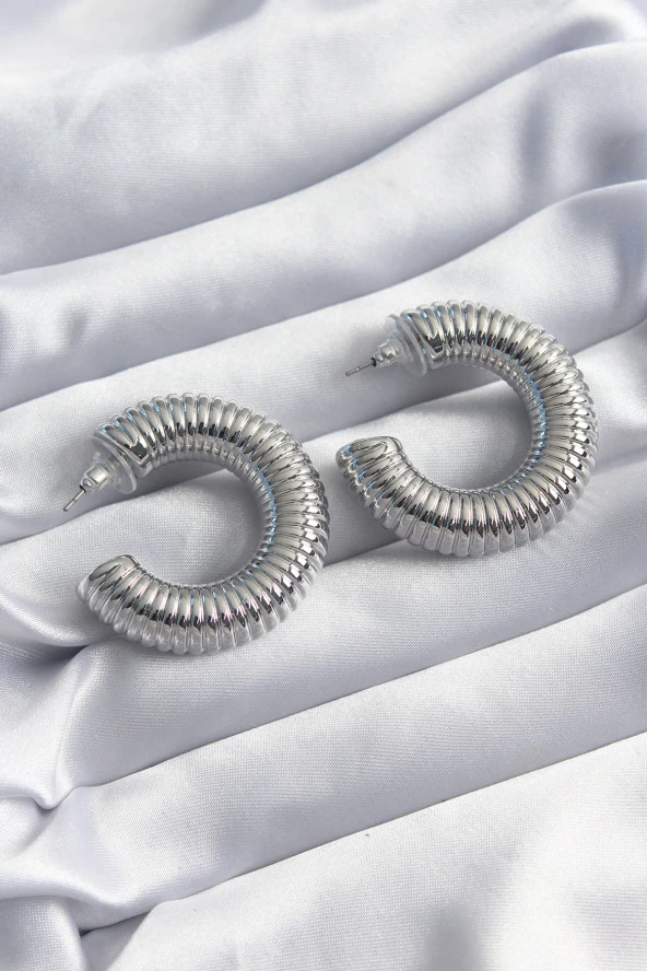 Pirinç Gümüş Renk İşleme Halka Model Kadın Küpe - TJ-BKP8243 ürün görseli