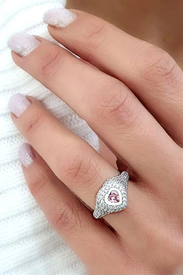 Pırlanta Parlaklığında Zirkon Taşlı 925Ayar Gümüş Bombeli Ayarlanabilir Kalp Yüzük ürün görseli