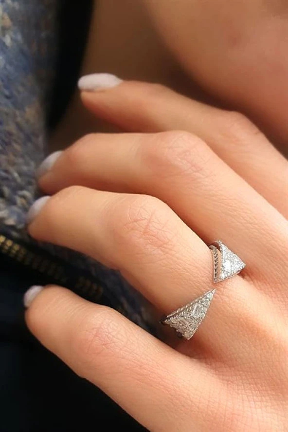 925Ayar Gümüş  Luxury Tasarım Ayarlanabilir Baget Taş Detaylı Yüzük ürün görseli