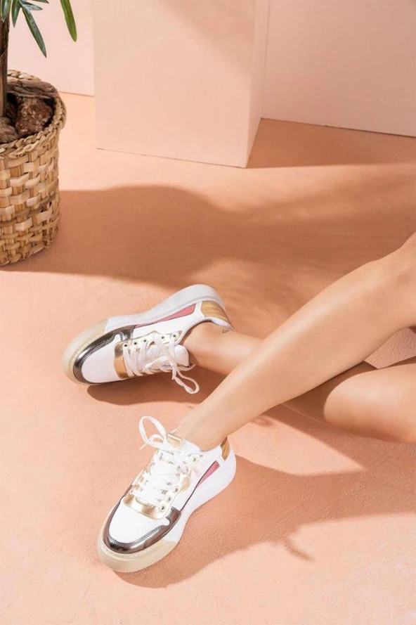 Beyaz Kadın Sneaker Bağcıklı Pembe Gold Detaylı Sneaker Elle