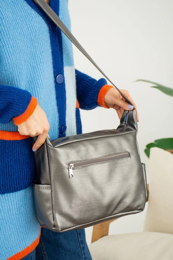 Mega Yıkama Çapraz Kadın Çanta: Şık ve Dayanıklı Suni Deri Tasarımıyla 21X18X10 KOD107 - Resim 2