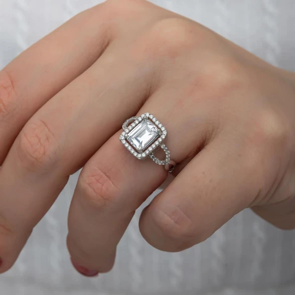 Zirkon Baget Taşlı Gümüş Tektaş Yüzük ürün görseli