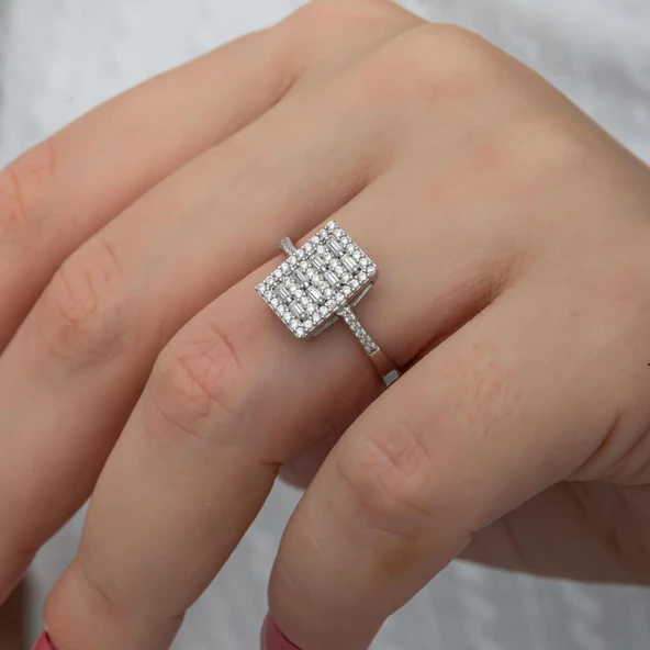 Dik Dikdörtgen Zirkon Taşlı Zincir Motifli Gümüş Tektaş Yüzük ürün görseli