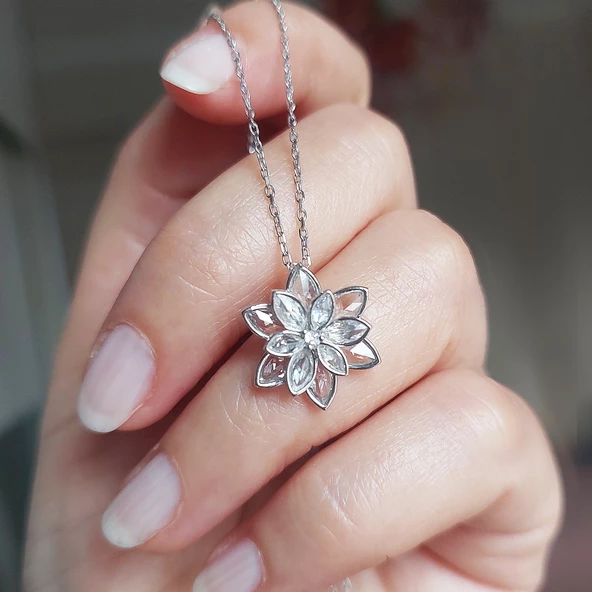 Vaoov 925 Ayar Gümüş Beyaz Taşlı Lotus Çiçeği Kolye - Resim 4