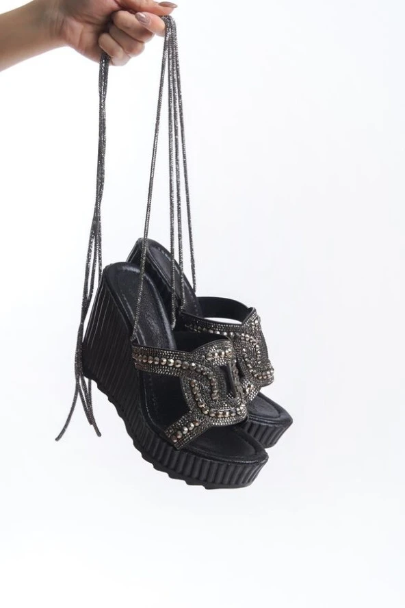 Pabucmarketi Kadın Siyah Suni Deri Boncuk İşlemeli Sandalet