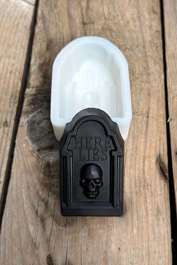 Mezar Taşı Here Lies Yazılı Kuru Kafa Desenli Mum Kalıbı (Silikon) (1 Adet) ürün görseli