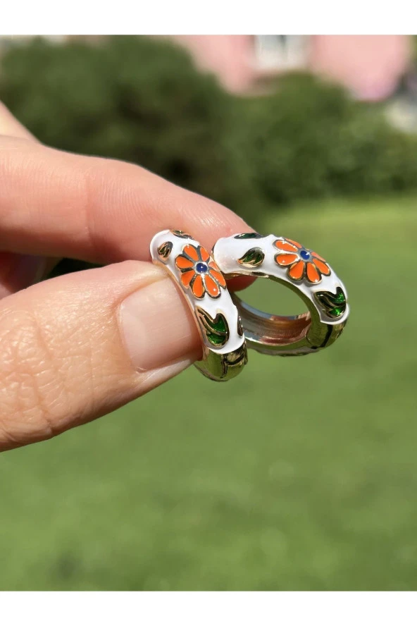 BYM313 Vintage Çiçek Desenli Mineli Beyaz Halka Model Kadın Çelik Küpe