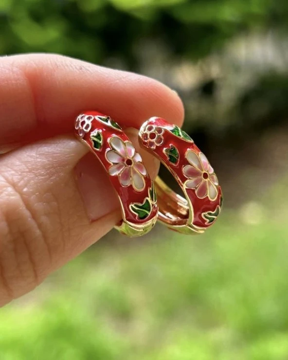 BYM232 Vintage Çiçek Desenli Mineli Kırmızı Halka Model Kadın Çelik Küpe