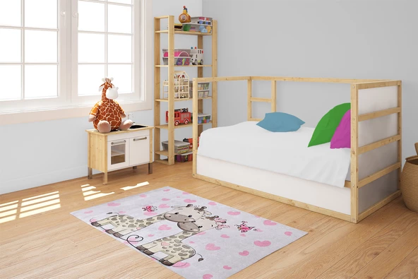 Çocuk Halısı ve Bebek Halısı Yıkanabilir Kaymaz Taban Zürafa Figür Gri Pembe Dijital Baskı HC008 - 4