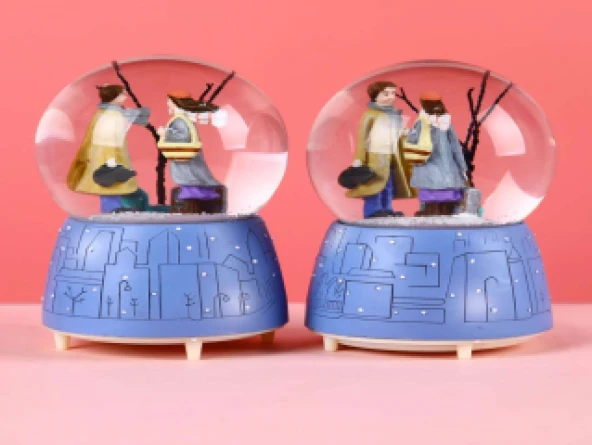 Işıklı Müzikli Kar Küresi Orta Boy ürün görseli