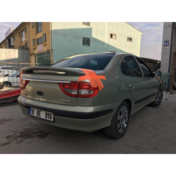 renault megane 1 bagaj spoyleri (ışıklı)