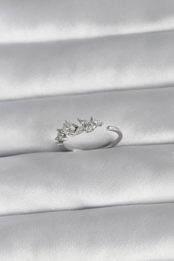 Pirinç Gümüş Renk Zirkon Taşlı Çiçek Model Kadın Yüzük ürün görseli