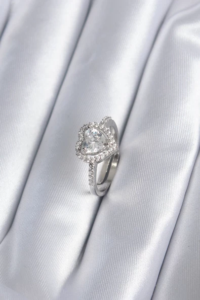 Pirinç Gümüş Renk Zirkon Taşlı Kalp Charm Model Kadın Yüzük - TJ-BYK2857 ürün görseli