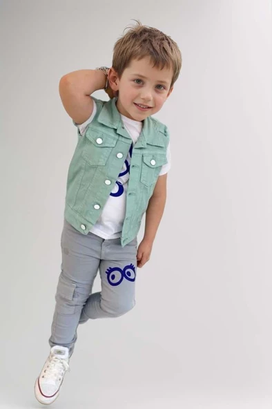 Erkek Çocuk Üzeri Göz ve Yazı Baskılı Tişört Sıfır Kol Jean Su Yeşili Yelek Alt Üst Takım