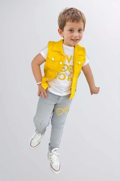 Erkek Çocuk Üzeri Göz ve Yazı Baskılı Tişört Sıfır Kol Jean Sarı Yelek Alt Üst Takım