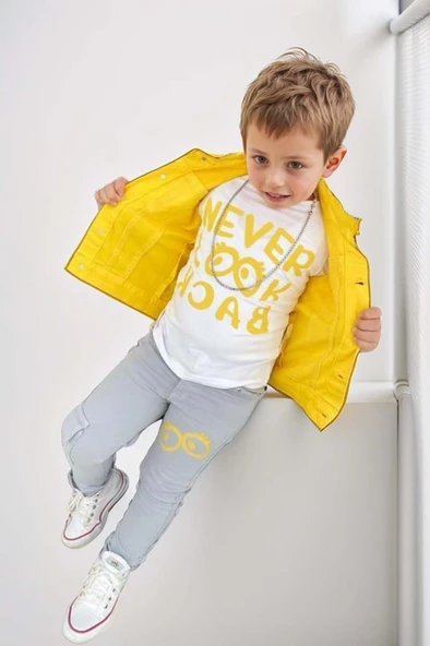 Erkek Çocuk Üzeri Göz ve Yazı Baskılı Tişört Sıfır Kol Jean Sarı Yelek Alt Üst Takım - 2