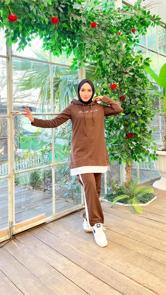 Yazı Baskılı Garni Detaylı Kapşonlu Kısa Sweat Pantolon İkili Tesettür Eşofman Takımı - 03080.028 - Kahverengi ürün görseli