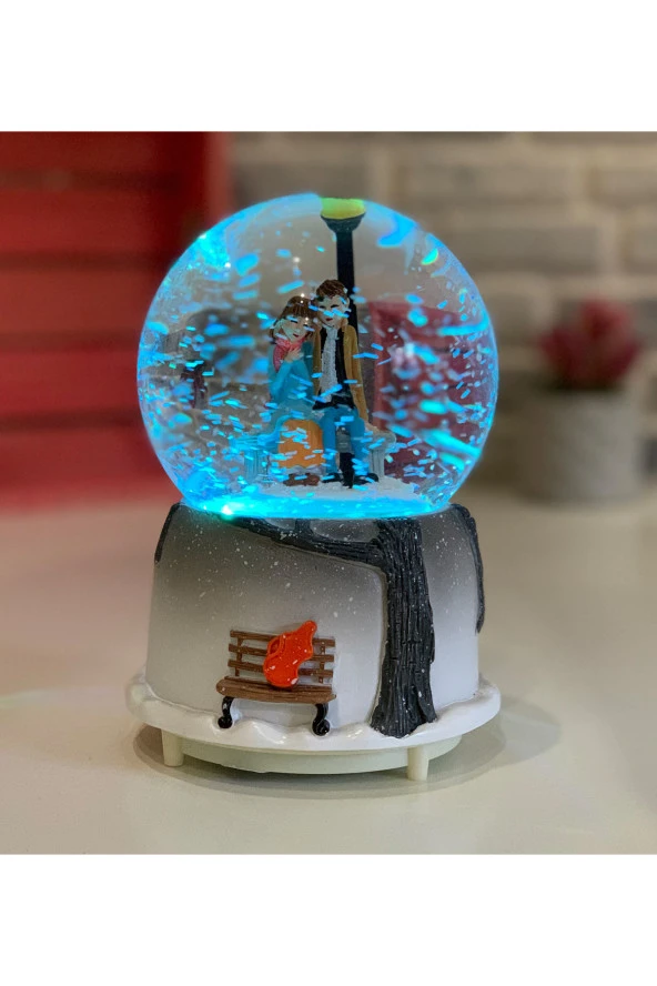 BY-LAMP Bankta Oturan Çift Hediye Işıklı ve Müzikli Kar Küresi - 3