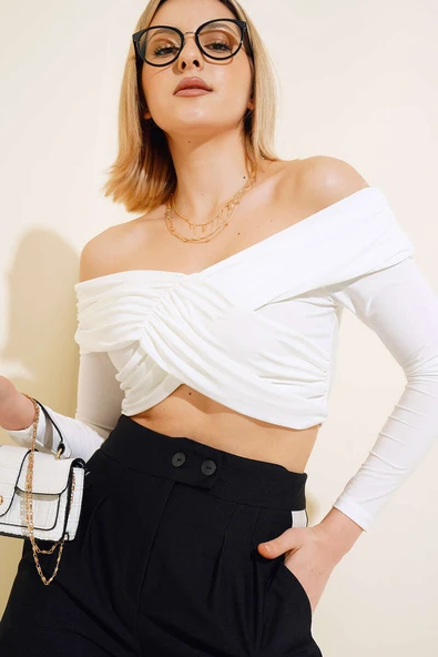 Kayık Yaka Önü Büzgülü Bluz Ekru ürün görseli 1