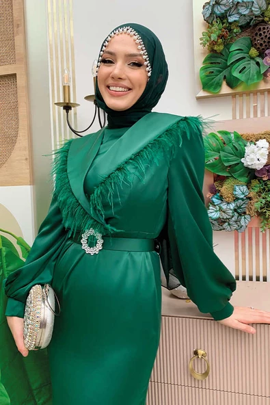 Tüylü Kuyruklu Kemer Aksesuarlı Saten Abiye Elbise 3869 Zümrüt - Resim 4