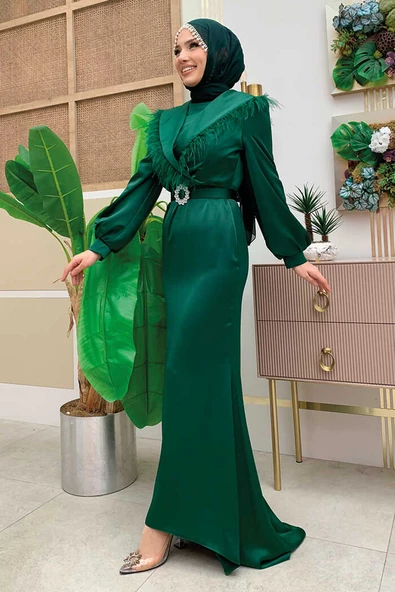 Tüylü Kuyruklu Kemer Aksesuarlı Saten Abiye Elbise 3869 Zümrüt - Resim 3
