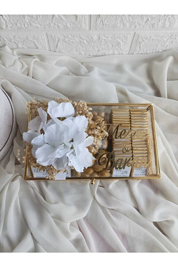 Beyaz Çiçekli Cam Kutuda Kız Isteme Çikolatası/ortanca Süslemeli