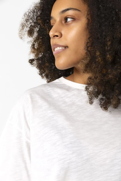 Colorful Feminism Hand Beyaz Kırçıllı Kadın Crop Tshirt - Resim 2