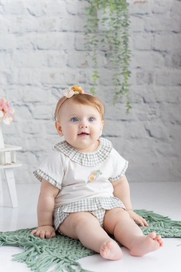 Kız Bebek Ekose Yaka Detaylı T-Shirt ve  Fırfırlı Külot Takım