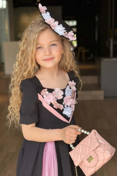 Kız Çocuk Göğsü Çiçek İşlemeli ve Şerit Detaylı Piliseli Siyah Elbise - Resim 2