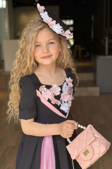 Kız Çocuk Göğsü Çiçek İşlemeli ve Şerit Detaylı Piliseli Siyah Elbise - Resim 4