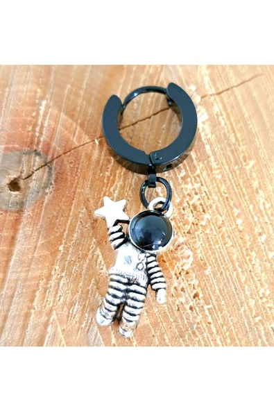 Çelik Astronotlu Siyah Küpe ürün görseli 1