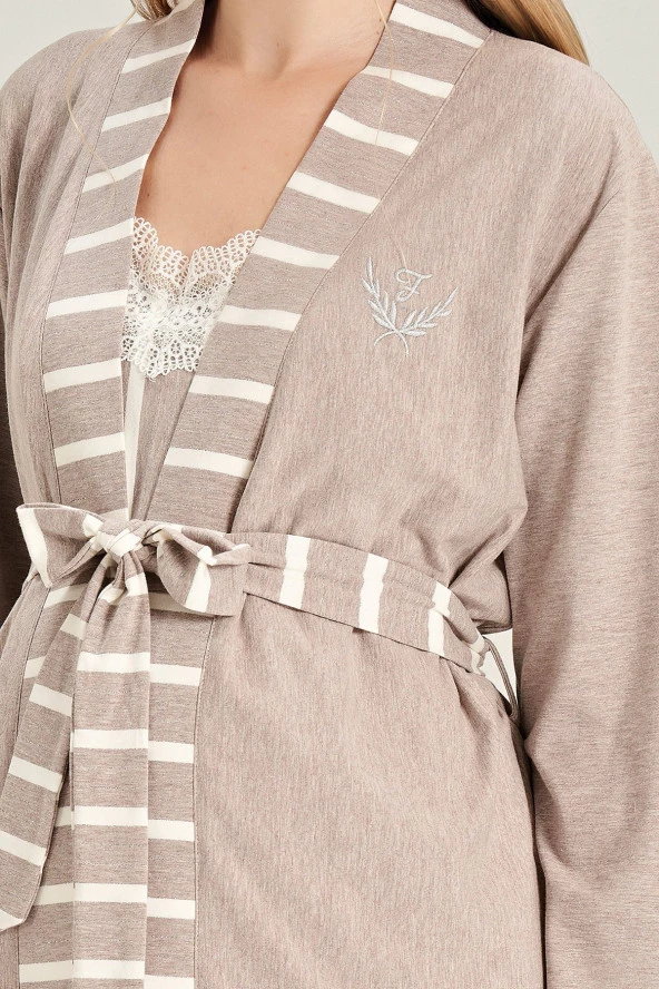 Kadın Kahve Renkli Çizgi Desenli İp Askılı Yakası Dantel Detaylı 3'lü Belden Kuşaklı Pijama Takımı - 10