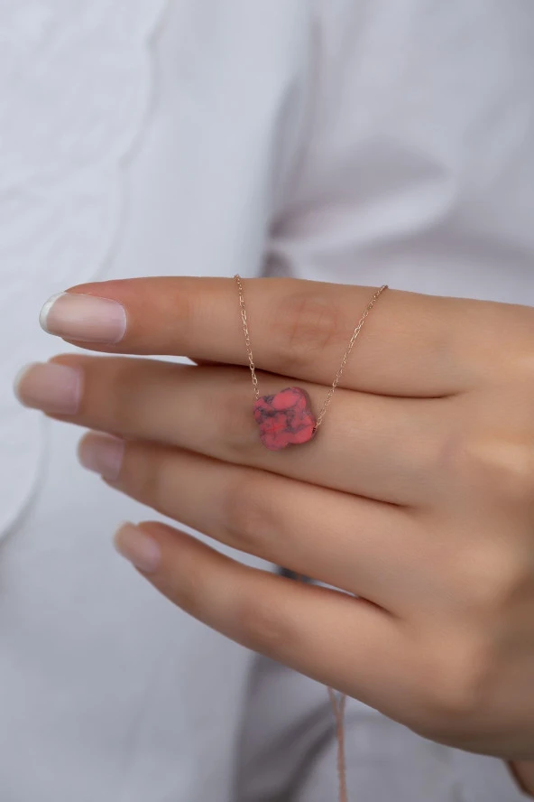 925 Ayar Gümüş Kırmızı Mercan Taşlı Yonca Kolye ürün görseli