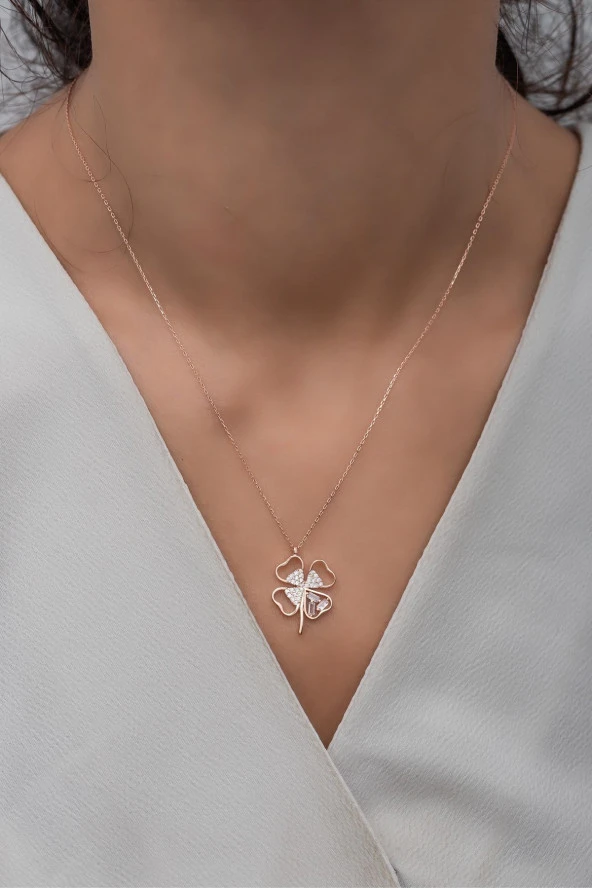 925 Ayar Gümüş Baget Taşlı 4 Kalpli Yonca Kolye ürün görseli