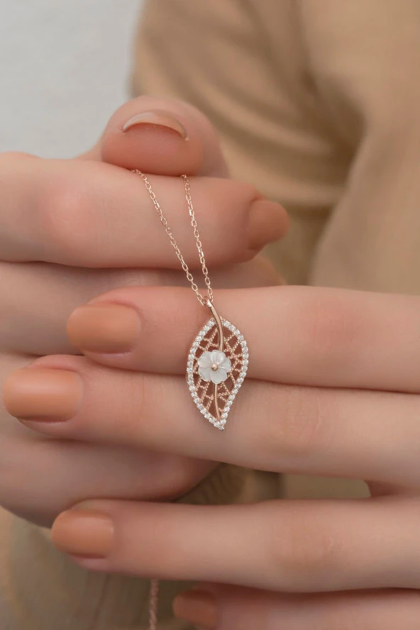 925 Ayar Gümüş Manolya Çiçeği Detaylı Yaprak Kolye ürün görseli