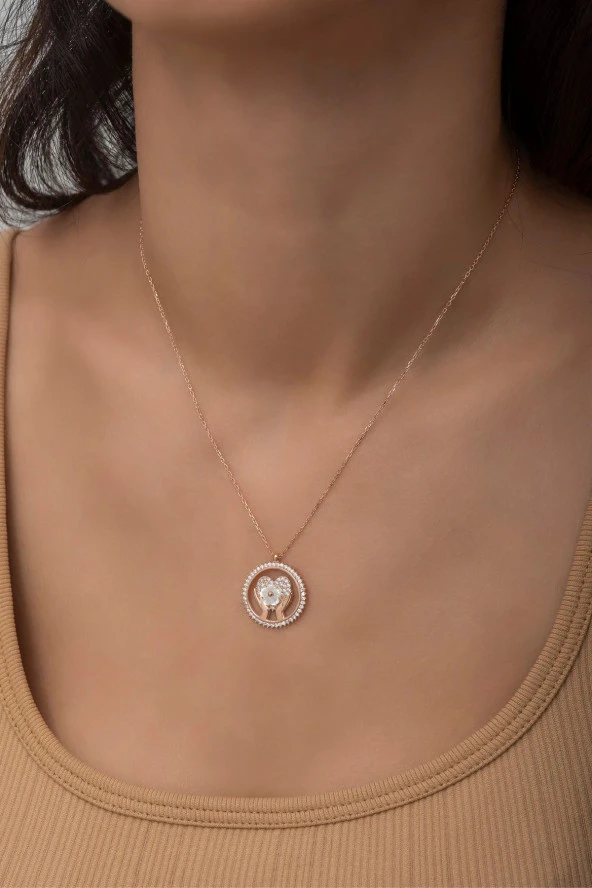 925 Ayar Gümüş Manolya Çiçeği Detaylı Kalbim Ellerinde Kolye ürün görseli