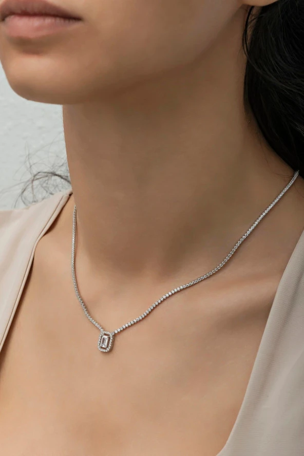 925 Ayar Gümüş Baget Taşlı Tektaş Suyolu Kolye ürün görseli