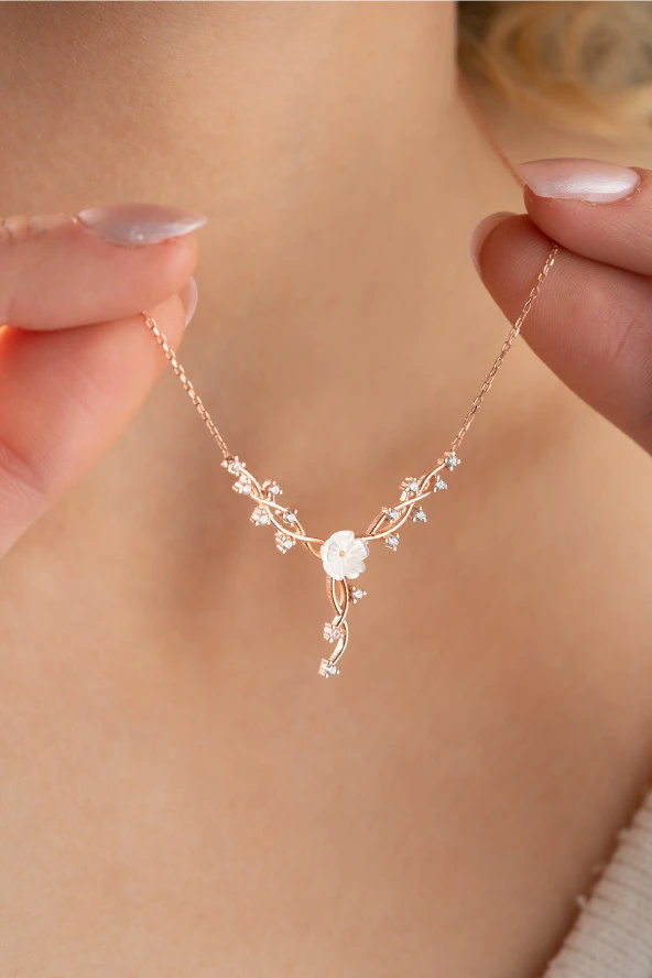 925 Ayar Gümüş Manolya Çiçeği Sarmaşık Model Kolye ürün görseli