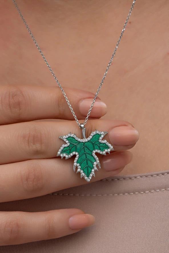 925 Ayar Gümüş Rodyum Kaplama Yeşil Mineli Çınar Yaprağı Kolye ürün görseli