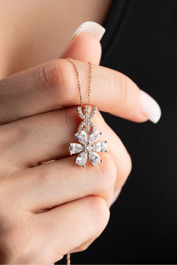 925 Ayar Gümüş Beyaz zirkon Taşlı 6 Yapraklı Çiçek Kolye ürün görseli